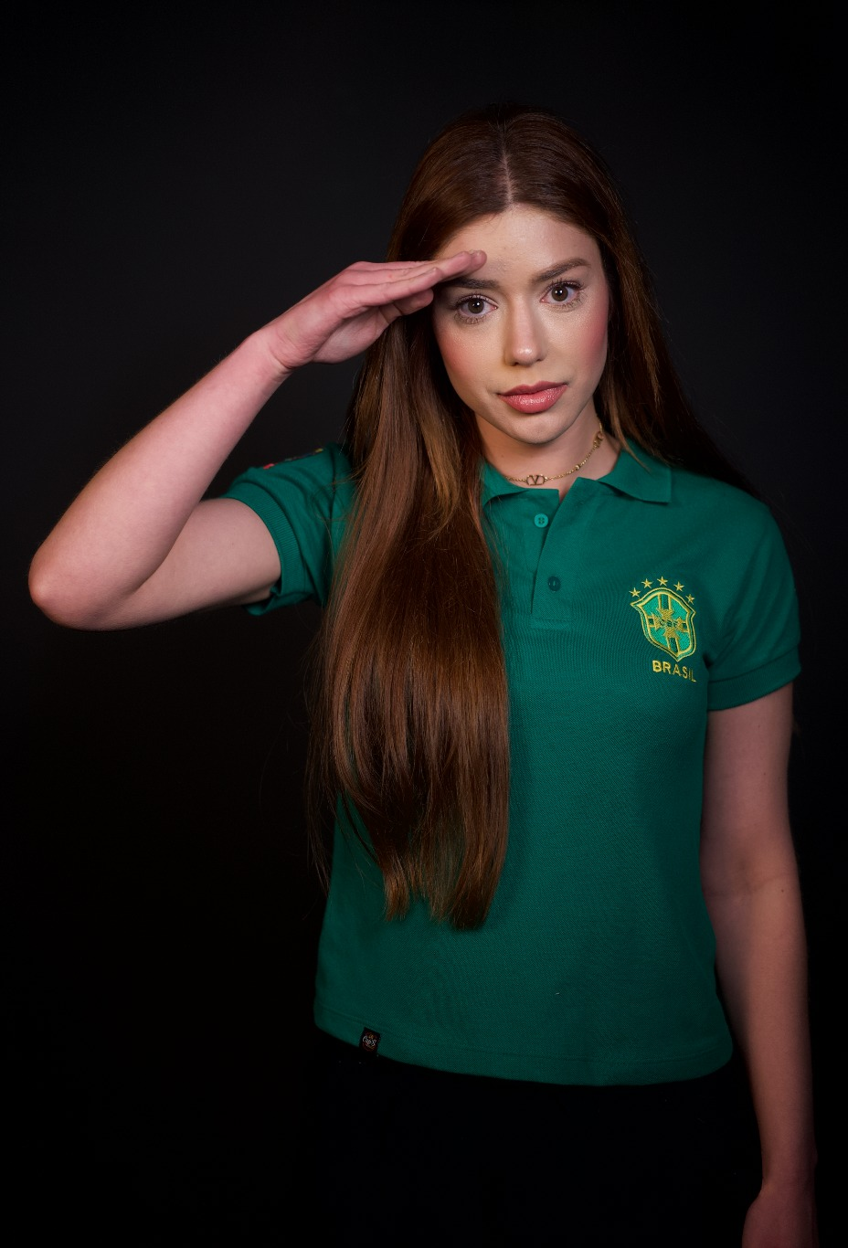 Amanda olhando para a câmera